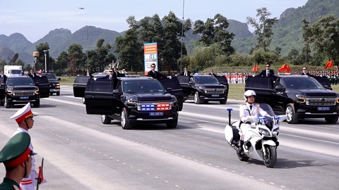 Dàn khí tài 'hùng dũng' tiến bước tại Tổng hợp luyện diễu binh lần 2: Tên lửa đạn đạo, pháo phản lực, UAV - Ảnh 20. Dàn khí tài 'hùng dũng' tiến bước tại Tổng hợp luyện diễu binh lần 2: Tên lửa đạn đạo, pháo phản lực, UAV - Ảnh 20.