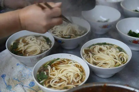 Vì sao bữa sáng không nên ăn mì? Không chỉ mì, 3 loại thực phẩm này cũng cần tránh xa- Ảnh 1.