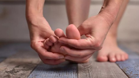 Muốn biết gan khoẻ hay yếu cứ nhìn vào chân sẽ rõ: Có 1 trong 5 dấu hiệu này nên đi khám ngay! - Ảnh 1.