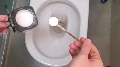 Rắc một nắm muối vào bồn cầu, hiệu quả 