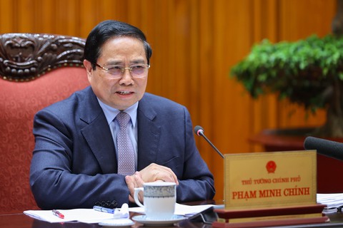 Thủ tướng: Khuyến khích người dân sử dụng phương tiện công cộng, xe điện - Ảnh 1.