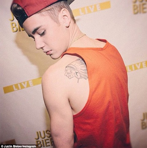 Justin Bieber cởi trần khoe hình xăm khủng | Báo Dân trí