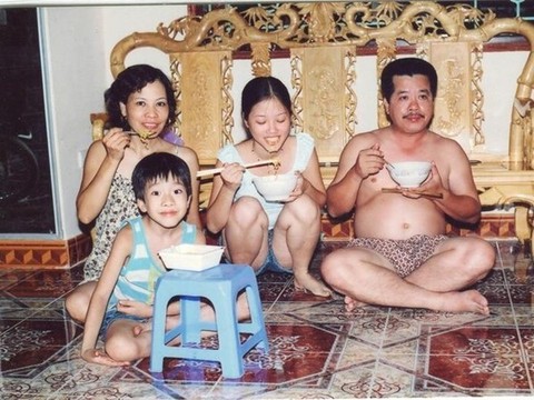 Hình ảnh gia đình Việt Nam 'quá khứ - hiện tại' siêu độc đáo