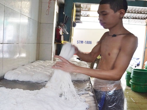 Những công nhân ở đây đều đi chân đất, không mặc áo, tay không làm bún. Ảnh: Hải Nguyên - Công Nguyên