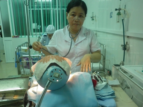Em bé được các bác sĩ, điều dưỡng BV Nhi Quảng Nam chăm sóc đặc biệt khi chưa đưa vào lồng kính.