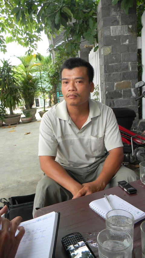 Anh Nguyễn Văn Tin, cha cháu bé, cầu nguyện cho con tai qua nạn khỏi.