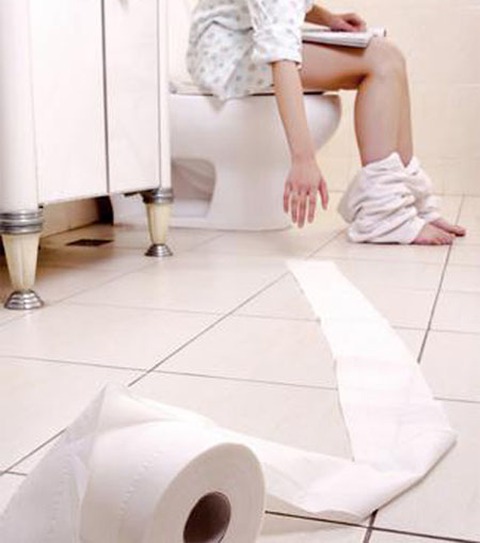 Làm sạch vùng kín bằng giấy vệ sinh