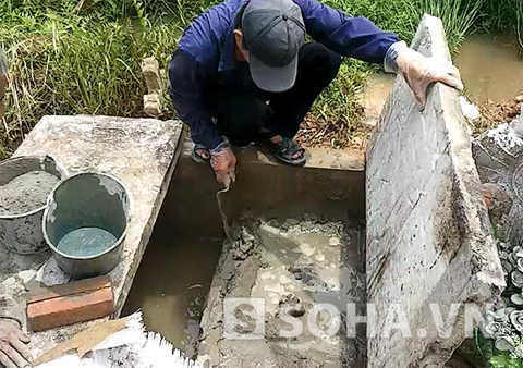 Công đoạn cuối, bịt kín bằng lớp xi măng dày đặc để đảm bảo vệ sinh. Công đoạn cuối, bịt kín bằng lớp xi măng dày đặc để đảm bảo vệ sinh.