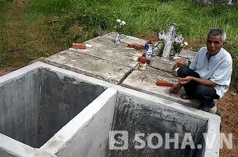 Theo bác Nho, từ năm 2009 đến nay, trong khu “bể” tập thể này đã có khoảng 22 nghìn em được chôn cất dưới đây. Cứ mỗi tuần một lần, ít nhiều đều có các anh chị em trong nhóm tổ chức đưa về để làm các thủ tục chôn cất Theo bác Nho, từ năm 2009 đến nay, trong khu “bể” tập thể này đã có khoảng 22 nghìn em được chôn cất dưới đây. Cứ mỗi tuần một lần, ít nhiều đều có các anh chị em trong nhóm tổ chức đưa về để làm các thủ tục chôn cất