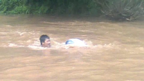 Vào mùa lũ, các thầy cô giáo, học sinh ở bản Sam Lang phải chui vào túi nilông và nhờ người biết bơi kéo qua suối - Ảnh trích từ clip của cô giáo Tòng Thị Minh (Ảnh: Tuổi trẻ). Vào mùa lũ, các thầy cô giáo, học sinh ở bản Sam Lang phải chui vào túi nilông và nhờ người biết bơi kéo qua suối - Ảnh trích từ clip của cô giáo Tòng Thị Minh (Ảnh: Tuổi trẻ).