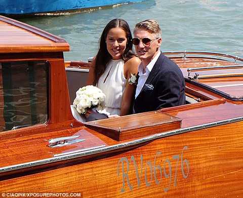 Ana Ivanovic rạng rỡ bên Schweinsteiger trong ngày cưới