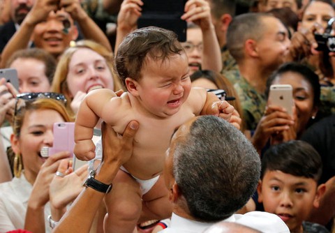 Em bé đang khóc qua tay Obama bỗng nín bặt - Ảnh 1. Em bé đang khóc qua tay Obama bỗng nín bặt - Ảnh 1.
