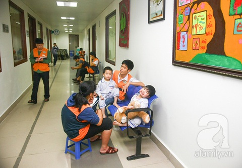 Rưng rưng nụ cười của những bệnh nhi ở nơi mà máu còn quý hơn cơm ăn áo mặc - Ảnh 2. Rưng rưng nụ cười của những bệnh nhi ở nơi mà máu còn quý hơn cơm ăn áo mặc - Ảnh 2.