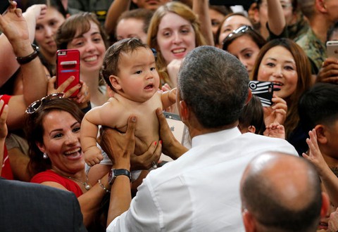 Em bé đang khóc qua tay Obama bỗng nín bặt - Ảnh 3. Em bé đang khóc qua tay Obama bỗng nín bặt - Ảnh 3.