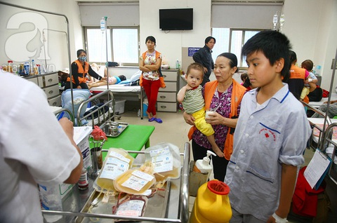 Rưng rưng nụ cười của những bệnh nhi ở nơi mà máu còn quý hơn cơm ăn áo mặc - Ảnh 4. Rưng rưng nụ cười của những bệnh nhi ở nơi mà máu còn quý hơn cơm ăn áo mặc - Ảnh 4.