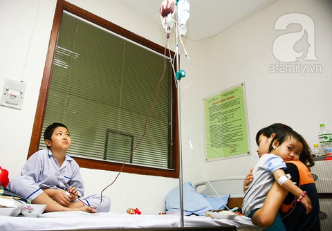 Rưng rưng nụ cười của những bệnh nhi ở nơi mà máu còn quý hơn cơm ăn áo mặc - Ảnh 8. Rưng rưng nụ cười của những bệnh nhi ở nơi mà máu còn quý hơn cơm ăn áo mặc - Ảnh 8.