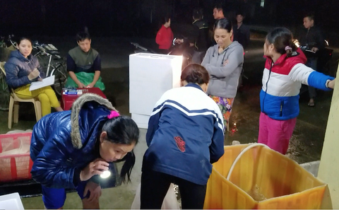 Người dân trắng đêm ra đồng vớt lộc trời kiếm tiền triệu - Ảnh 11. Người dân trắng đêm ra đồng vớt lộc trời kiếm tiền triệu - Ảnh 11.