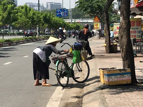 Bà Già Ve Chai liêu xiêu giữa dòng đời bất tận - Ảnh 2. Bà Già Ve Chai liêu xiêu giữa dòng đời bất tận - Ảnh 2.