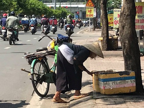 Bà Già Ve Chai liêu xiêu giữa dòng đời bất tận - Ảnh 3. Bà Già Ve Chai liêu xiêu giữa dòng đời bất tận - Ảnh 3.