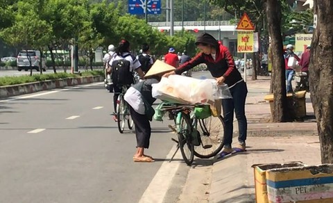 Bà Già Ve Chai liêu xiêu giữa dòng đời bất tận - Ảnh 5. Bà Già Ve Chai liêu xiêu giữa dòng đời bất tận - Ảnh 5.