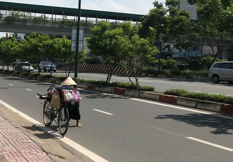 Bà Già Ve Chai liêu xiêu giữa dòng đời bất tận - Ảnh 6. Bà Già Ve Chai liêu xiêu giữa dòng đời bất tận - Ảnh 6.