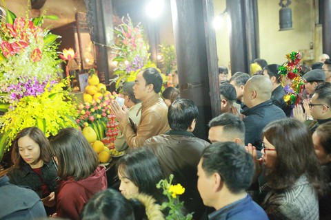 Chùm ảnh người dân tấp nập đi lễ chùa sau phút giao thừa xuân Mậu Tuất - Ảnh 5. Chùm ảnh người dân tấp nập đi lễ chùa sau phút giao thừa xuân Mậu Tuất - Ảnh 5.