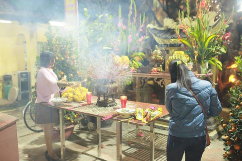 Chùm ảnh người dân tấp nập đi lễ chùa sau phút giao thừa xuân Mậu Tuất - Ảnh 7. Chùm ảnh người dân tấp nập đi lễ chùa sau phút giao thừa xuân Mậu Tuất - Ảnh 7.