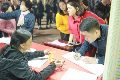 Chùm ảnh người dân tấp nập đi lễ chùa sau phút giao thừa xuân Mậu Tuất - Ảnh 10. Chùm ảnh người dân tấp nập đi lễ chùa sau phút giao thừa xuân Mậu Tuất - Ảnh 10.