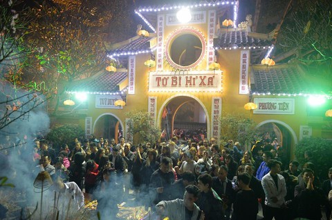 Chùm ảnh người dân tấp nập đi lễ chùa sau phút giao thừa xuân Mậu Tuất - Ảnh 21. Chùm ảnh người dân tấp nập đi lễ chùa sau phút giao thừa xuân Mậu Tuất - Ảnh 21.