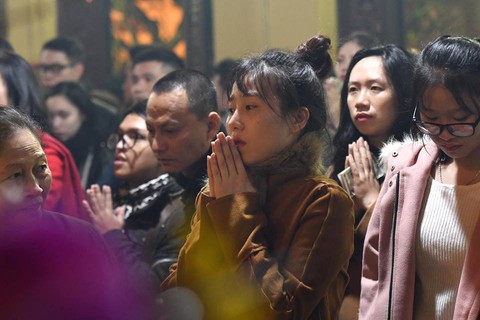 Chùm ảnh người dân tấp nập đi lễ chùa sau phút giao thừa xuân Mậu Tuất - Ảnh 24. Chùm ảnh người dân tấp nập đi lễ chùa sau phút giao thừa xuân Mậu Tuất - Ảnh 24.