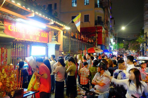 Chùm ảnh người dân tấp nập đi lễ chùa sau phút giao thừa xuân Mậu Tuất - Ảnh 3. Chùm ảnh người dân tấp nập đi lễ chùa sau phút giao thừa xuân Mậu Tuất - Ảnh 3.