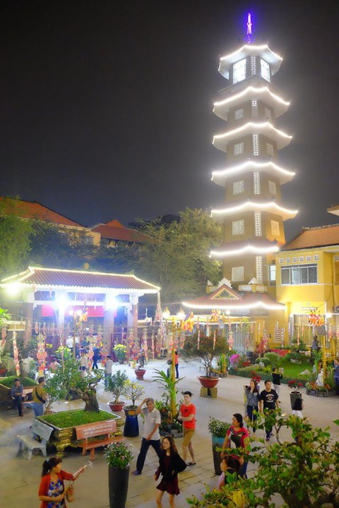 Chùm ảnh người dân tấp nập đi lễ chùa sau phút giao thừa xuân Mậu Tuất - Ảnh 1. Chùm ảnh người dân tấp nập đi lễ chùa sau phút giao thừa xuân Mậu Tuất - Ảnh 1.
