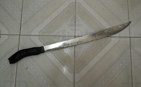 Dùng mã tấu đe dọa, cướp tiền của đôi nam nữ trên bãi biển