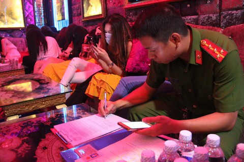 Hàng chục tiếp viên mặc đồ khêu gợi tiếp khách trong nhà hàng ở Sài Gòn - Ảnh 3. Hàng chục tiếp viên mặc đồ khêu gợi tiếp khách trong nhà hàng ở Sài Gòn - Ảnh 3.