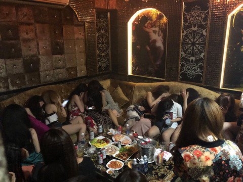 Hàng chục tiếp viên mặc đồ khêu gợi tiếp khách trong nhà hàng ở Sài Gòn - Ảnh 5. Hàng chục tiếp viên mặc đồ khêu gợi tiếp khách trong nhà hàng ở Sài Gòn - Ảnh 5.