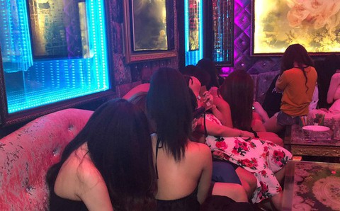 Hàng chục tiếp viên mặc đồ khêu gợi tiếp khách trong nhà hàng ở Sài Gòn - Ảnh 6. Hàng chục tiếp viên mặc đồ khêu gợi tiếp khách trong nhà hàng ở Sài Gòn - Ảnh 6.