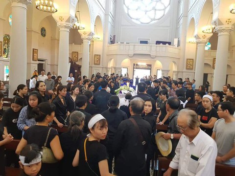 Người thân, bạn bè đau xót tiễn đưa nữ sinh ĐH Sân khấu Điện ảnh về nơi an nghỉ cuối cùng - Ảnh 1. Người thân, bạn bè đau xót tiễn đưa nữ sinh ĐH Sân khấu Điện ảnh về nơi an nghỉ cuối cùng - Ảnh 1.