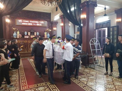 Người thân, bạn bè đau xót tiễn đưa nữ sinh ĐH Sân khấu Điện ảnh về nơi an nghỉ cuối cùng - Ảnh 2. Người thân, bạn bè đau xót tiễn đưa nữ sinh ĐH Sân khấu Điện ảnh về nơi an nghỉ cuối cùng - Ảnh 2.