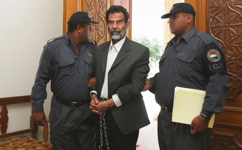 Những bí mật lần đầu được tiết lộ về bản án tử hình Tổng thống Iraq Saddam Hussein - Ảnh 2. Những bí mật lần đầu được tiết lộ về bản án tử hình Tổng thống Iraq Saddam Hussein - Ảnh 2.