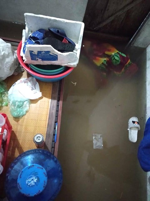 Nghệ An: Ngập sâu ở thành phố, dân dùng chõng tre làm bè đi lại trên đường - Ảnh 15. Nghệ An: Ngập sâu ở thành phố, dân dùng chõng tre làm bè đi lại trên đường - Ảnh 15.