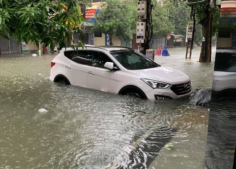 Nghệ An: Ngập sâu ở thành phố, dân dùng chõng tre làm bè đi lại trên đường - Ảnh 7. Nghệ An: Ngập sâu ở thành phố, dân dùng chõng tre làm bè đi lại trên đường - Ảnh 7.