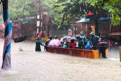 Nghệ An: Ngập sâu ở thành phố, dân dùng chõng tre làm bè đi lại trên đường - Ảnh 18. Nghệ An: Ngập sâu ở thành phố, dân dùng chõng tre làm bè đi lại trên đường - Ảnh 18.