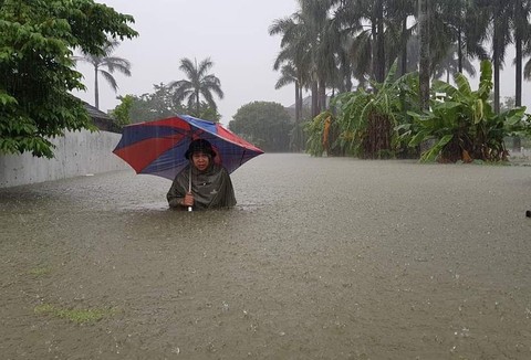 Nghệ An: Ngập sâu ở thành phố, dân dùng chõng tre làm bè đi lại trên đường - Ảnh 4. Nghệ An: Ngập sâu ở thành phố, dân dùng chõng tre làm bè đi lại trên đường - Ảnh 4.
