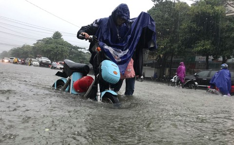 Nghệ An: Ngập sâu ở thành phố, dân dùng chõng tre làm bè đi lại trên đường - Ảnh 13. Nghệ An: Ngập sâu ở thành phố, dân dùng chõng tre làm bè đi lại trên đường - Ảnh 13.