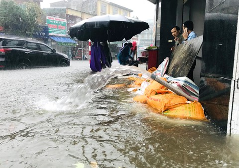 Nghệ An: Ngập sâu ở thành phố, dân dùng chõng tre làm bè đi lại trên đường - Ảnh 5. Nghệ An: Ngập sâu ở thành phố, dân dùng chõng tre làm bè đi lại trên đường - Ảnh 5.