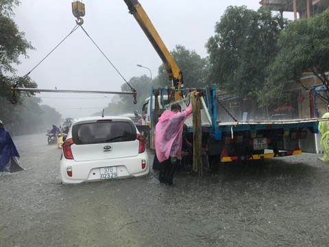 Nghệ An: Ngập sâu ở thành phố, dân dùng chõng tre làm bè đi lại trên đường - Ảnh 8. Nghệ An: Ngập sâu ở thành phố, dân dùng chõng tre làm bè đi lại trên đường - Ảnh 8.