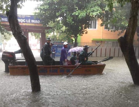 Nghệ An: Ngập sâu ở thành phố, dân dùng chõng tre làm bè đi lại trên đường - Ảnh 17. Nghệ An: Ngập sâu ở thành phố, dân dùng chõng tre làm bè đi lại trên đường - Ảnh 17.