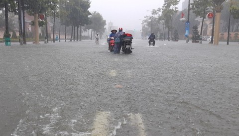 Nghệ An: Ngập sâu ở thành phố, dân dùng chõng tre làm bè đi lại trên đường - Ảnh 2. Nghệ An: Ngập sâu ở thành phố, dân dùng chõng tre làm bè đi lại trên đường - Ảnh 2.