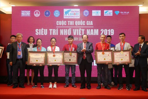 “Thần nhớ bài” tiết lộ bí kíp nhớ 52 lá bài trong 1 phút 25 giây - Ảnh 1. “Thần nhớ bài” tiết lộ bí kíp nhớ 52 lá bài trong 1 phút 25 giây - Ảnh 1.