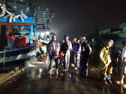 Bão đổ bộ trong đêm, cây ngã đổ la liệt, nhiều địa phương ở Phú Yên, Bình Định mất điện - Ảnh 7. Bão đổ bộ trong đêm, cây ngã đổ la liệt, nhiều địa phương ở Phú Yên, Bình Định mất điện - Ảnh 7.